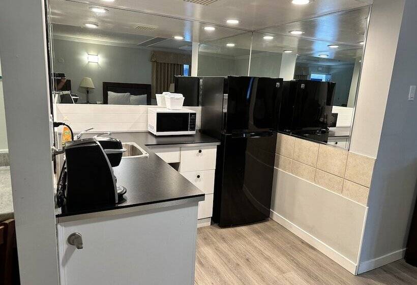 هتل Travelodge By Wyndham Langley