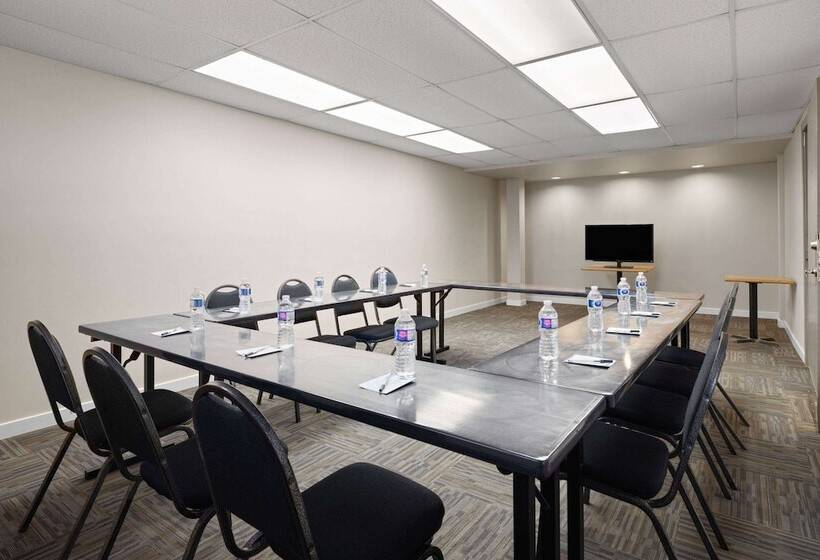 فندق Travelodge By Wyndham Fort Mcmurray