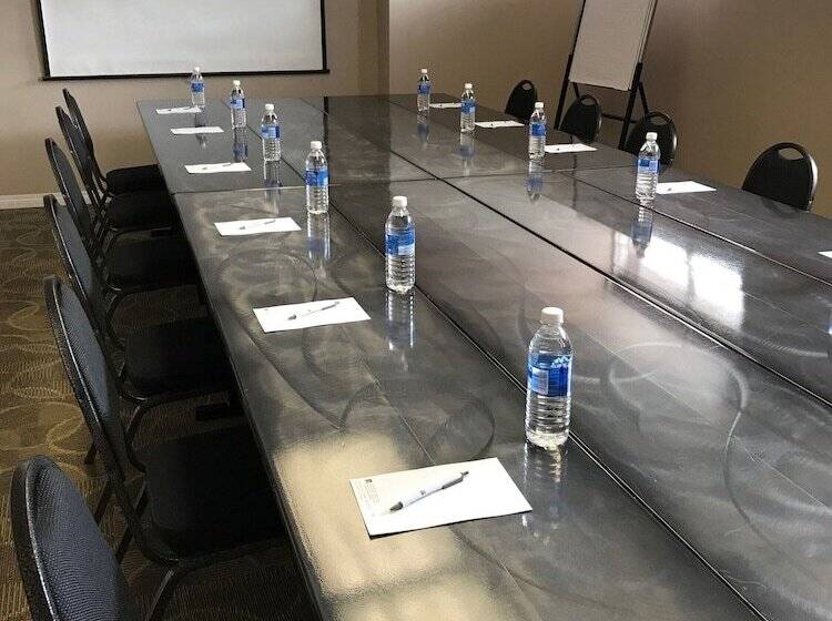 فندق Travelodge By Wyndham Fort Mcmurray