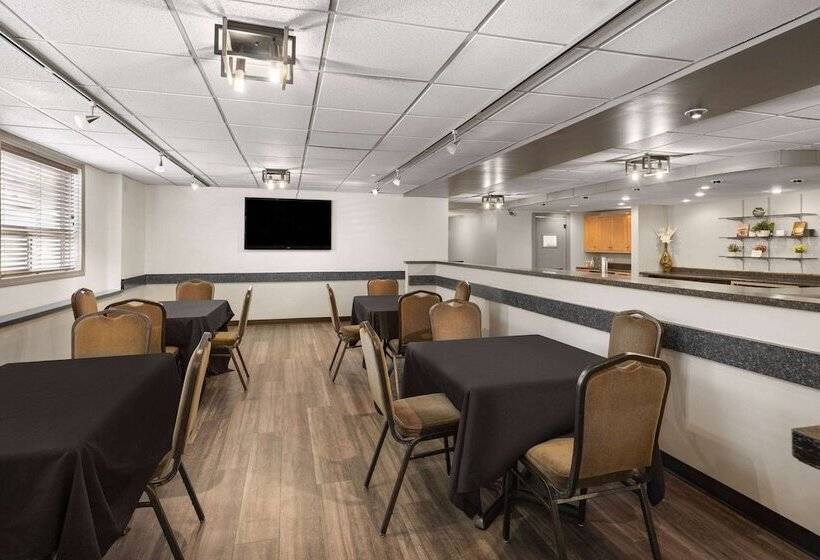 فندق Travelodge By Wyndham Fort Mcmurray