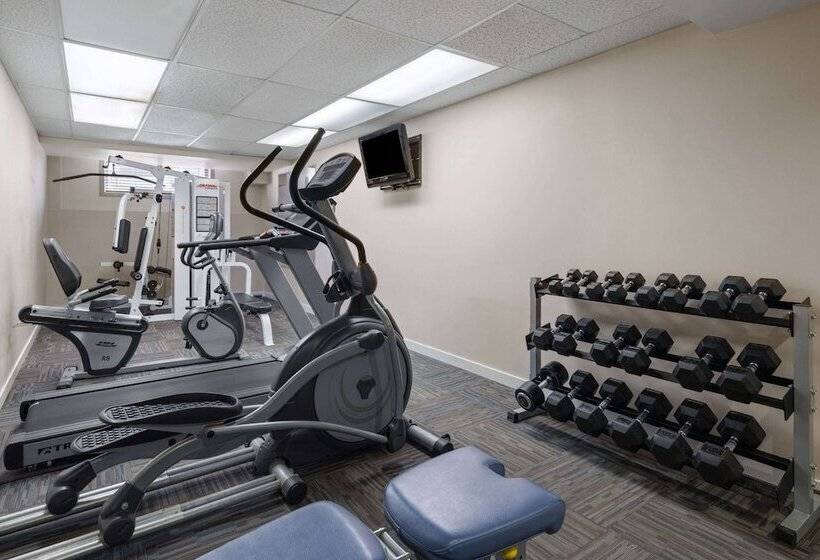 فندق Travelodge By Wyndham Fort Mcmurray