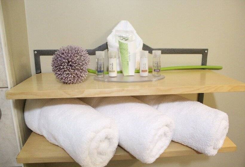 فندق Travelodge By Wyndham Fort Mcmurray