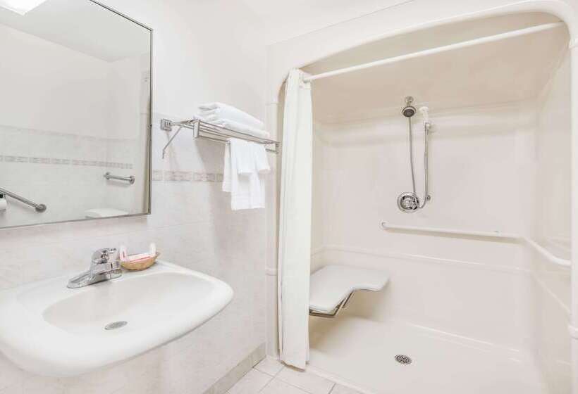 מוטל Super 8 By Wyndham Ambassador Bridge Windsor On