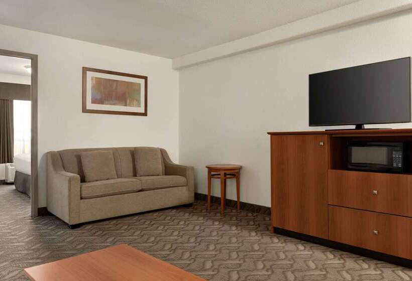 فندق على الطريق Super 8 By Wyndham Calgary Shawnessy Area