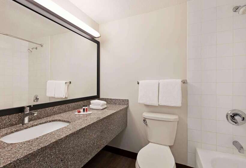Motel Super 8 By Wyndham Calgary Shawnessy Area