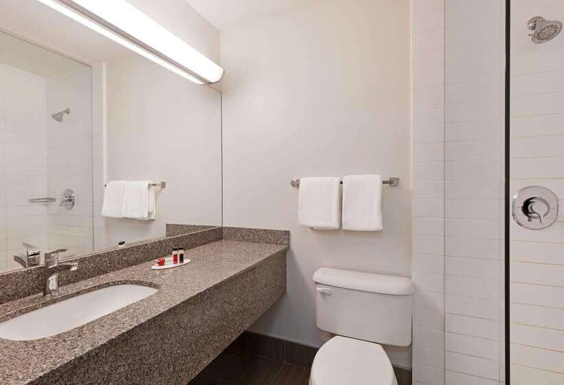 فندق على الطريق Super 8 By Wyndham Calgary Shawnessy Area