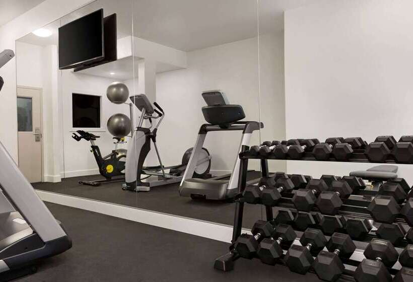 فندق على الطريق Super 8 By Wyndham Calgary Shawnessy Area