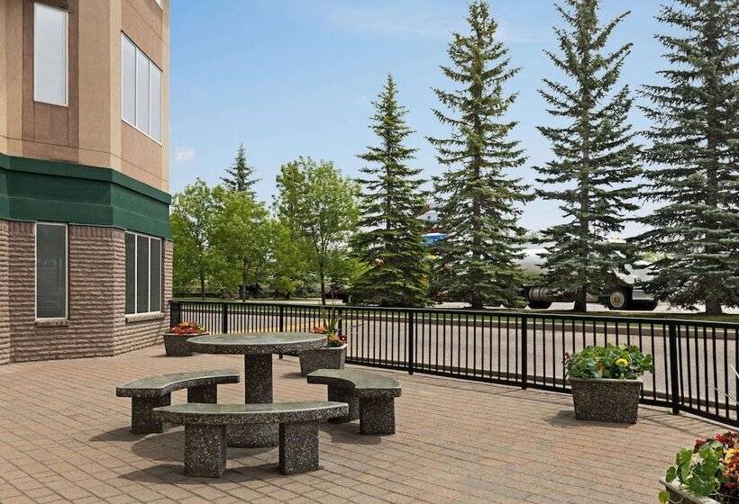 Motel Super 8 By Wyndham Calgary Shawnessy Area