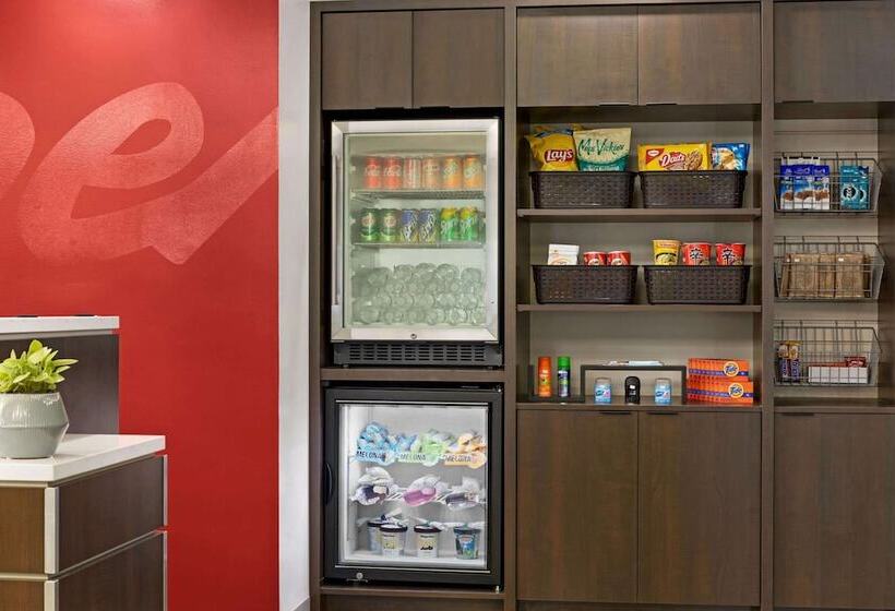 فندق على الطريق Super 8 By Wyndham Calgary Shawnessy Area