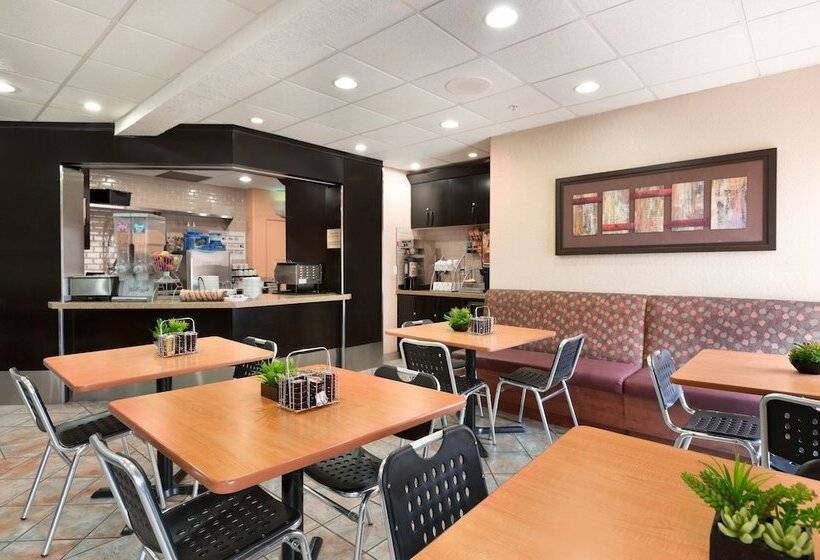 Motel Super 8 By Wyndham Calgary Shawnessy Area