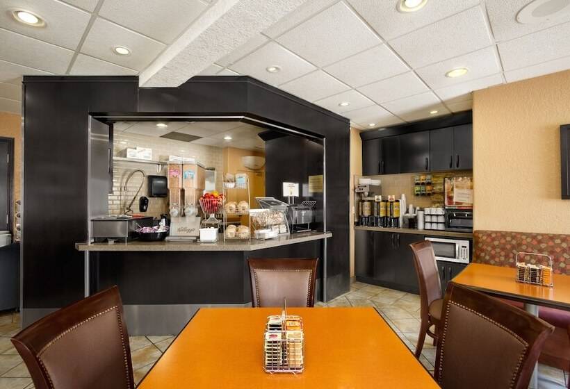 Motel Super 8 By Wyndham Calgary Shawnessy Area