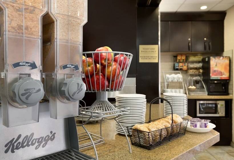 فندق على الطريق Super 8 By Wyndham Calgary Shawnessy Area