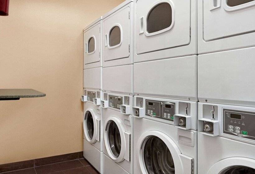 فندق على الطريق Super 8 By Wyndham Calgary Shawnessy Area