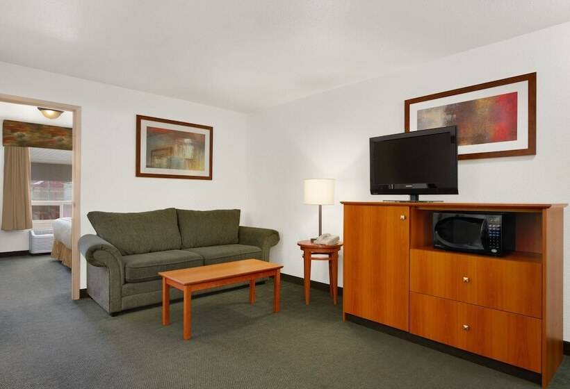 فندق على الطريق Super 8 By Wyndham Calgary Shawnessy Area