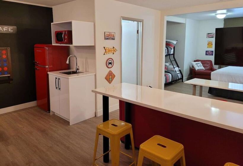 فندق على الطريق Super 8 By Wyndham Calgary Shawnessy Area