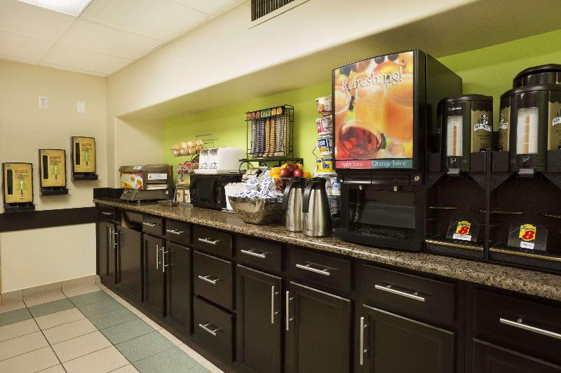 モーテル Super 8 By Wyndham Edmonton International Airport