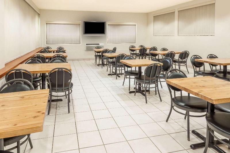 מוטל Super 8 By Wyndham Edmonton/west