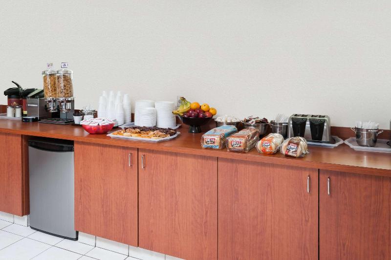 모텔 Super 8 By Wyndham Edmonton/west