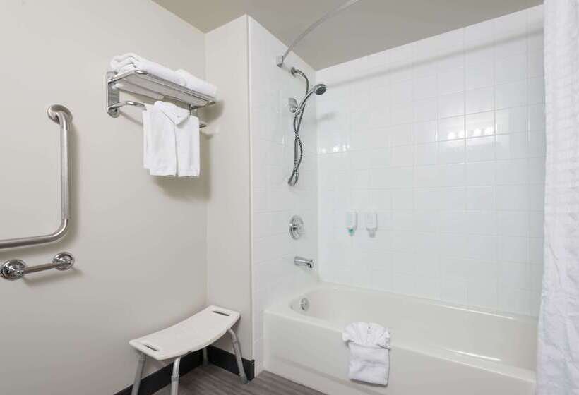 فندق على الطريق Super 8 By Wyndham Grande Prairie