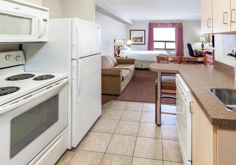 فندق على الطريق Super 8 By Wyndham Grande Prairie