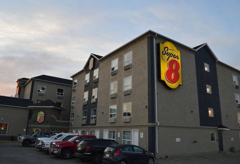 فندق على الطريق Super 8 By Wyndham Grande Prairie