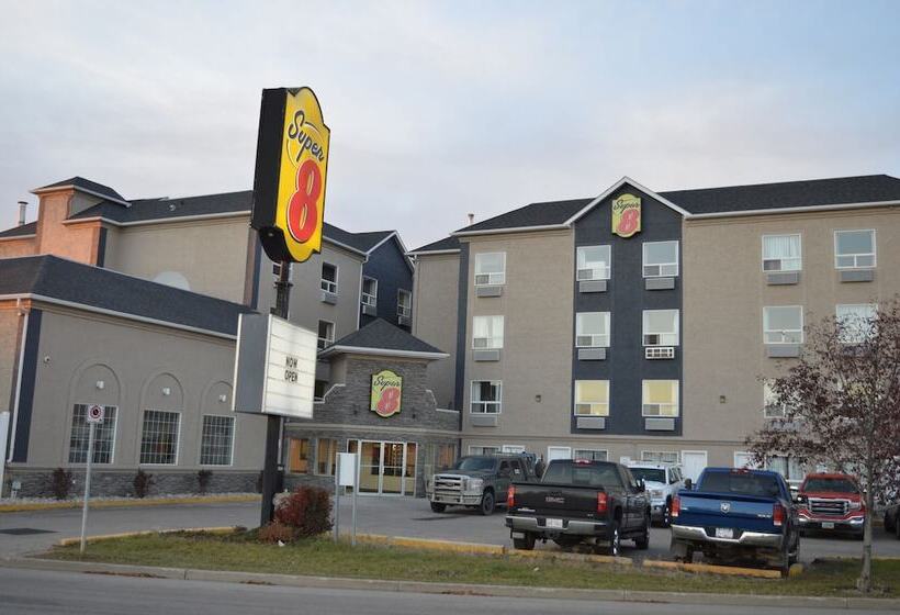 فندق على الطريق Super 8 By Wyndham Grande Prairie