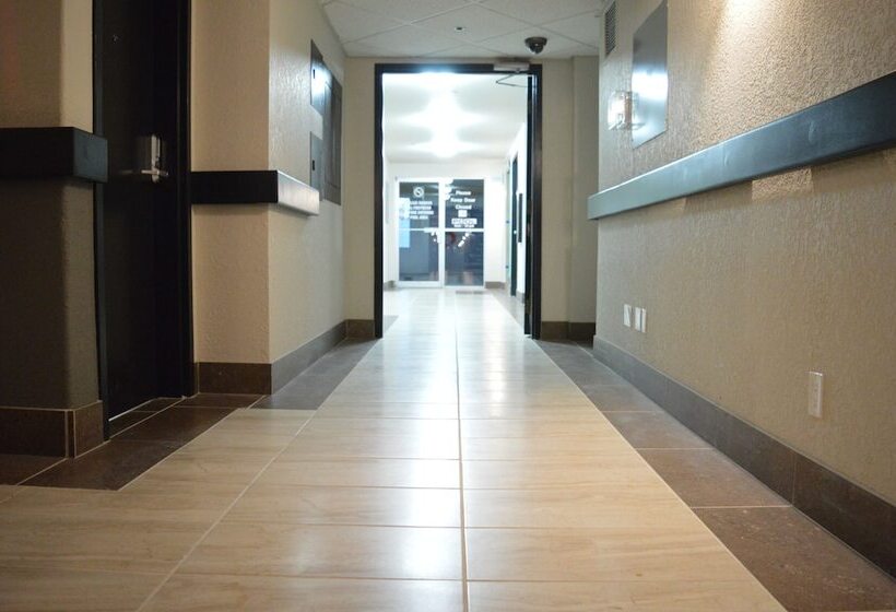 فندق على الطريق Super 8 By Wyndham Grande Prairie