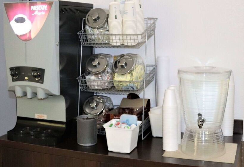 فندق على الطريق Super 8 By Wyndham Hinton