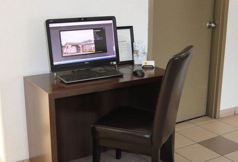 فندق على الطريق Super 8 By Wyndham Hinton