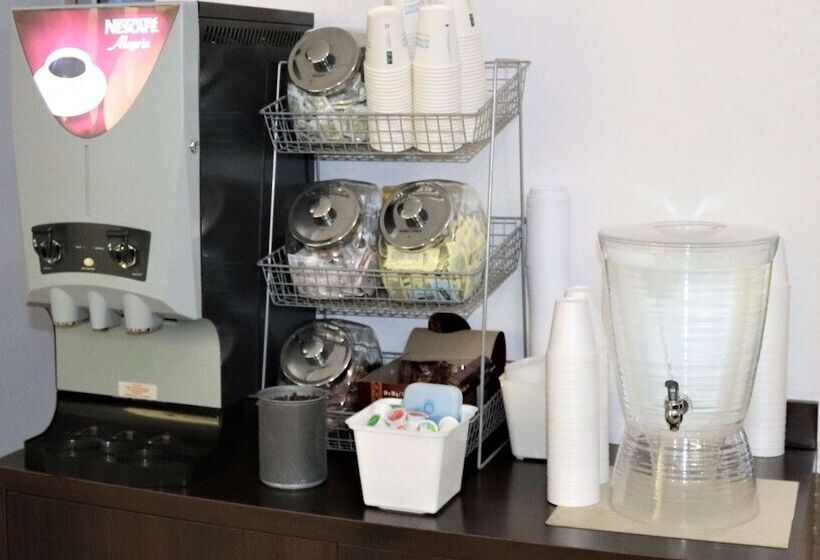 فندق على الطريق Super 8 By Wyndham Hinton