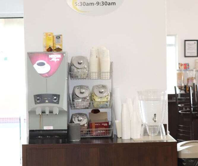 فندق على الطريق Super 8 By Wyndham Hinton