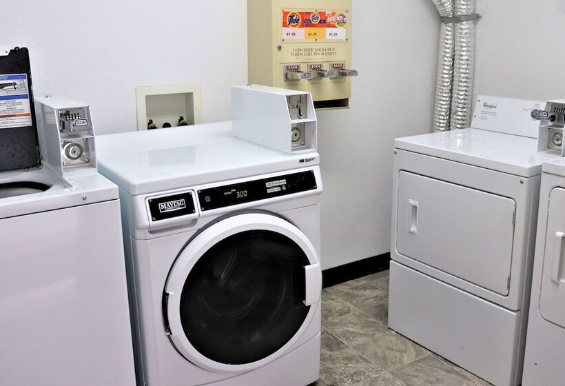 فندق على الطريق Super 8 By Wyndham Hinton