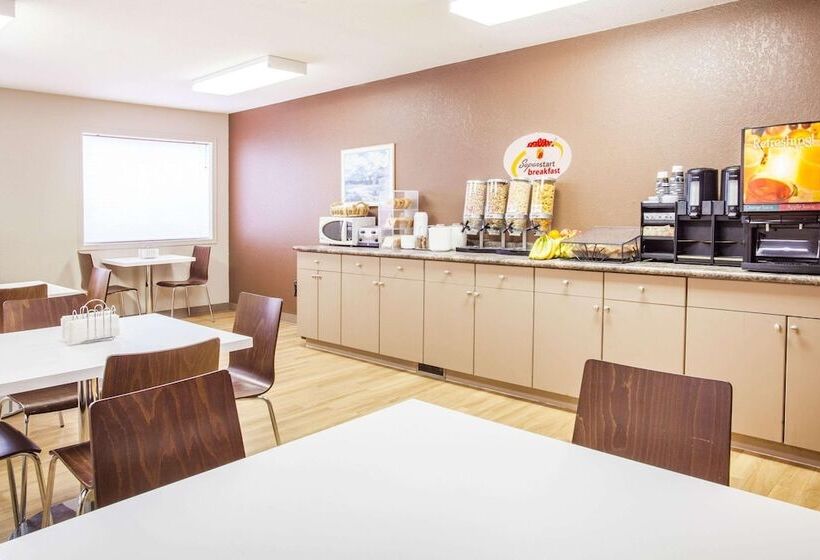 فندق على الطريق Super 8 By Wyndham Meadow Lake