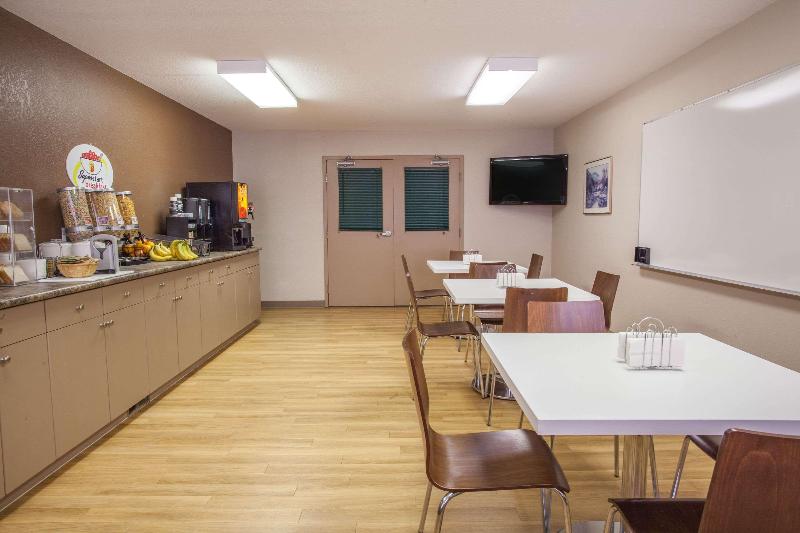 汽车旅馆  Super 8 By Wyndham Meadow Lake