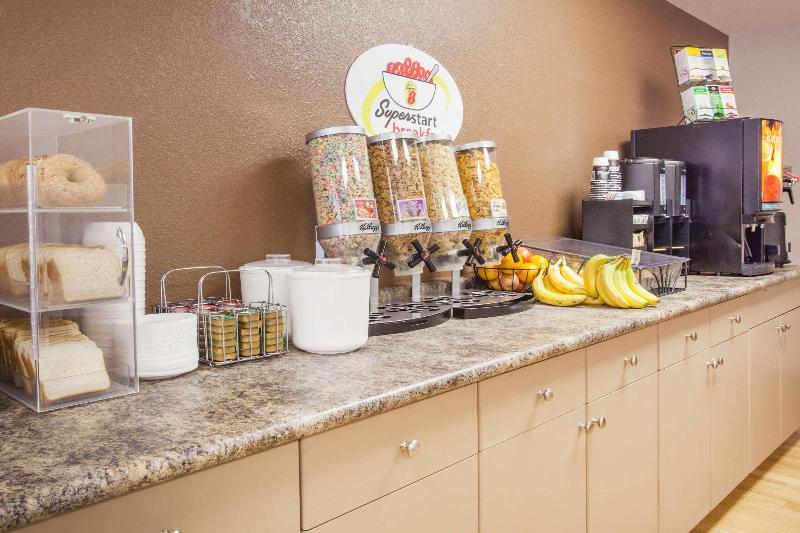 فندق على الطريق Super 8 By Wyndham Meadow Lake