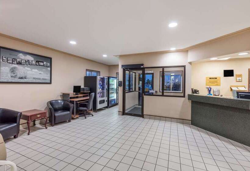 モーテル Super 8 By Wyndham Moose Jaw Sk