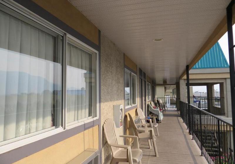 モーテル Super 8 Penticton BC