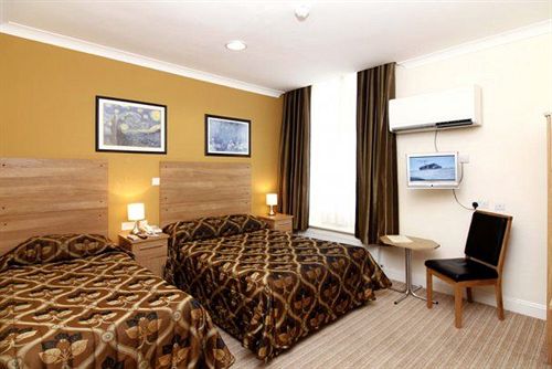 Отель Russell Court