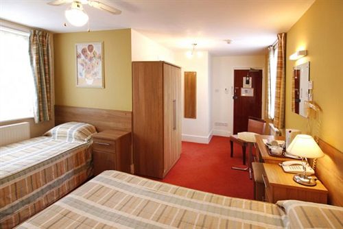 Отель Russell Court