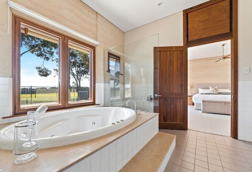 Forest Rise Chalets And Lodge