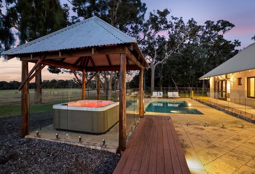 Forest Rise Chalets And Lodge