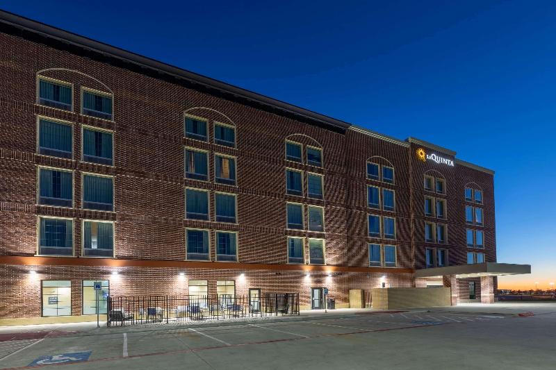 فندق La Quinta Inn & Suites By Wyndham Dallas   Frisco Stadium
