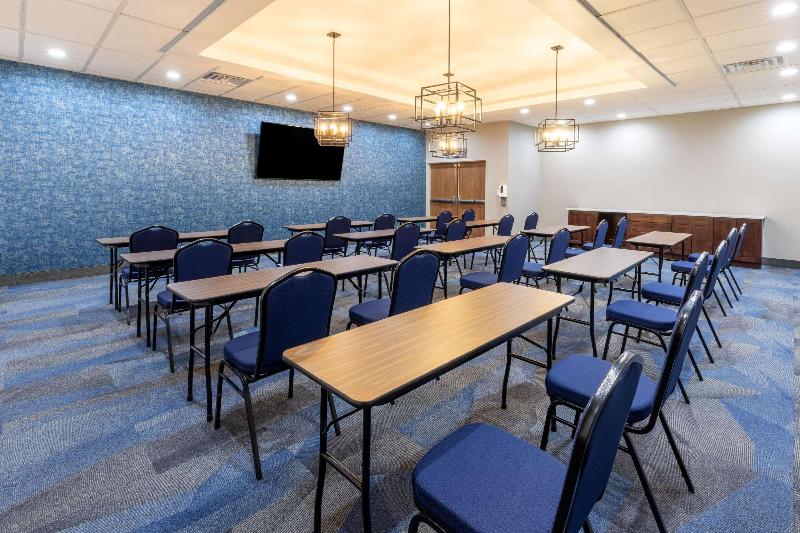 فندق La Quinta Inn & Suites By Wyndham Dallas   Frisco Stadium