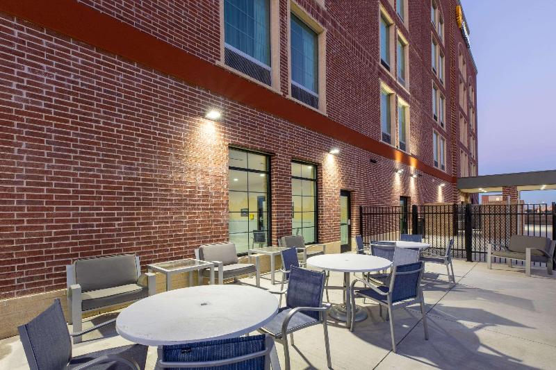 فندق La Quinta Inn & Suites By Wyndham Dallas   Frisco Stadium