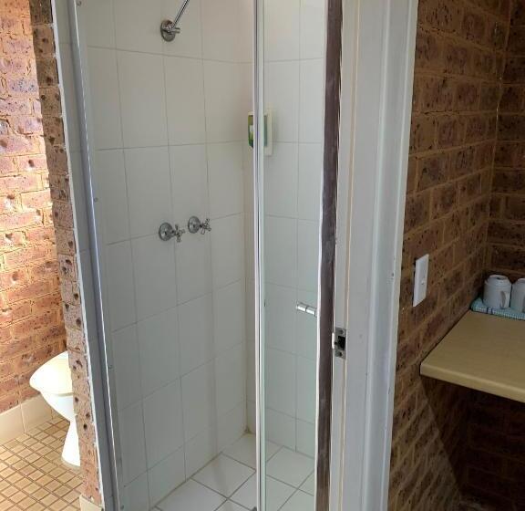 מוטל Colonial Motor Inn