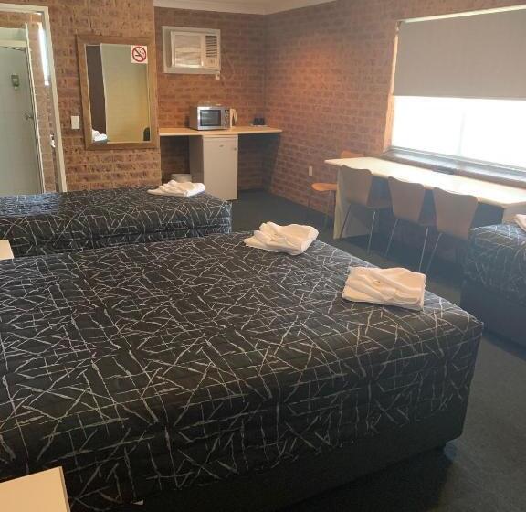 מוטל Colonial Motor Inn