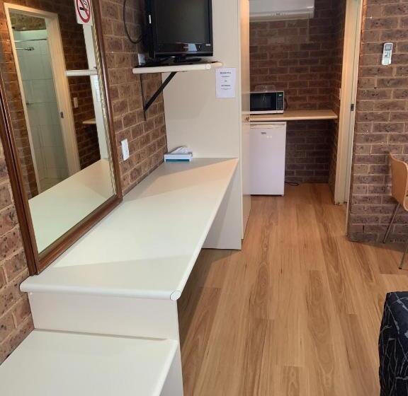 מוטל Colonial Motor Inn