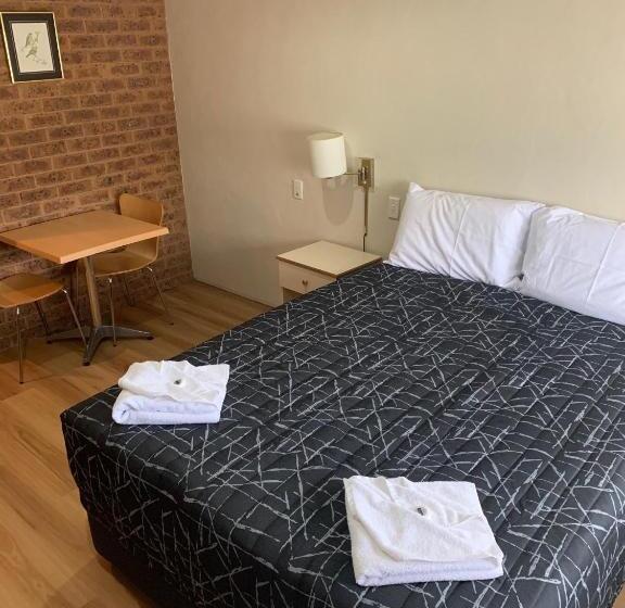 מוטל Colonial Motor Inn