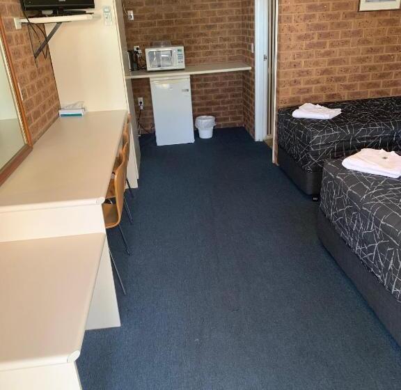 מוטל Colonial Motor Inn