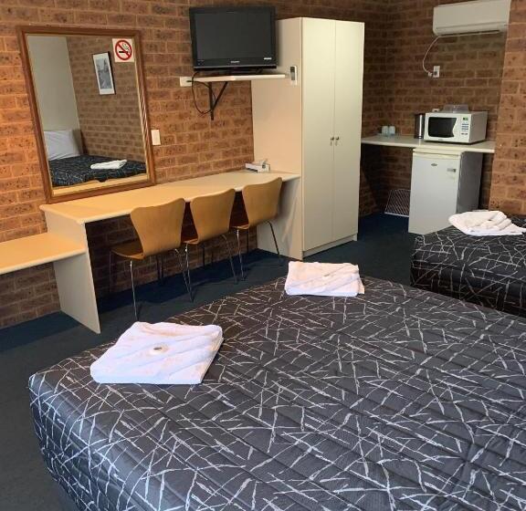 מוטל Colonial Motor Inn